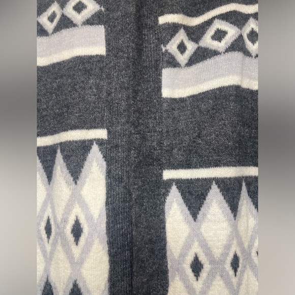 Alison Andrew’s Gray Sweater Size Medium - Picture 2 of 7